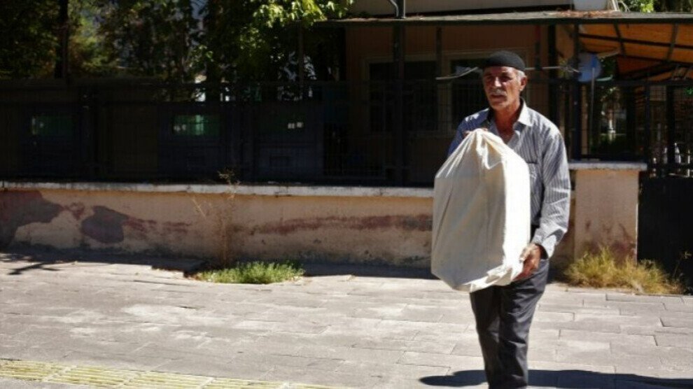 Jonge Koerden in Parijs houden protest voor Amnesty International