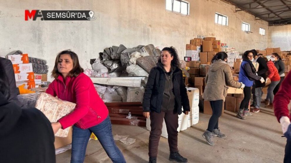 Feministisch solidariteitsnetwerk voor rampen zet paarse tenten op voor vrouwen die getroffen zijn door aardbevingen