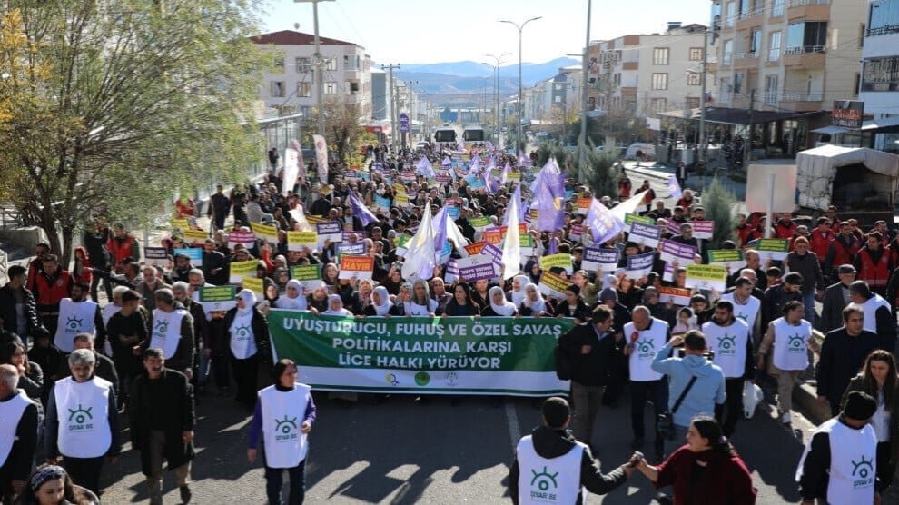 Protest tegen drugs, prostitutie en speciale oorlogsbeleid in Lice