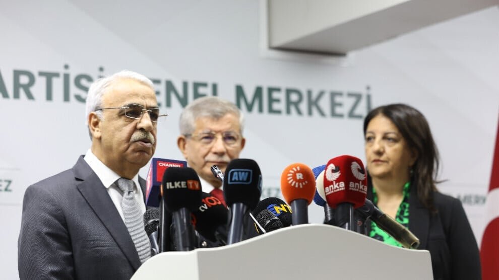 Imrali-delegatie en Davutoğlu bespreken juridische basis voor vredesproces