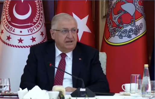 Turkse minister van Defensie richt expliciete dreiging aan het SDF