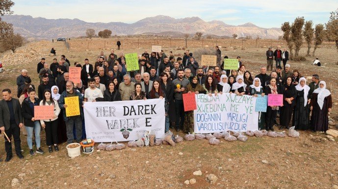 Milieugroeperingen tegen ecologische vernietiging planten eikels op de berg Cudi
