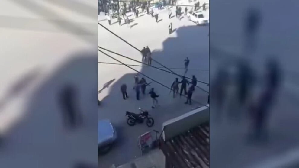 Overgangsregering valt demonstranten aan en arresteert hen in Homs en Banyas