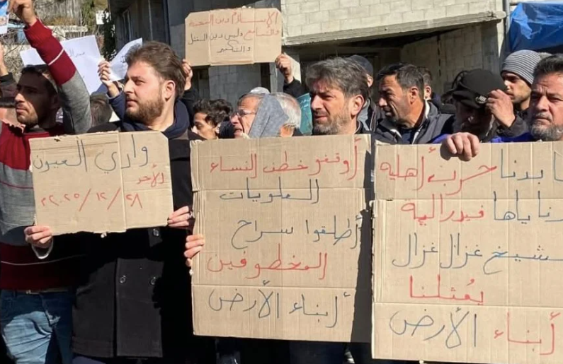 Wijdverspreide protesten in de kust- en binnenlandse regio's van Syrië tegen de overgangsregering