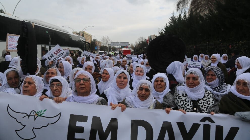Vredesmoeders komen bijeen in Ankara en eisen het aftreden van minister van Buitenlandse Zaken