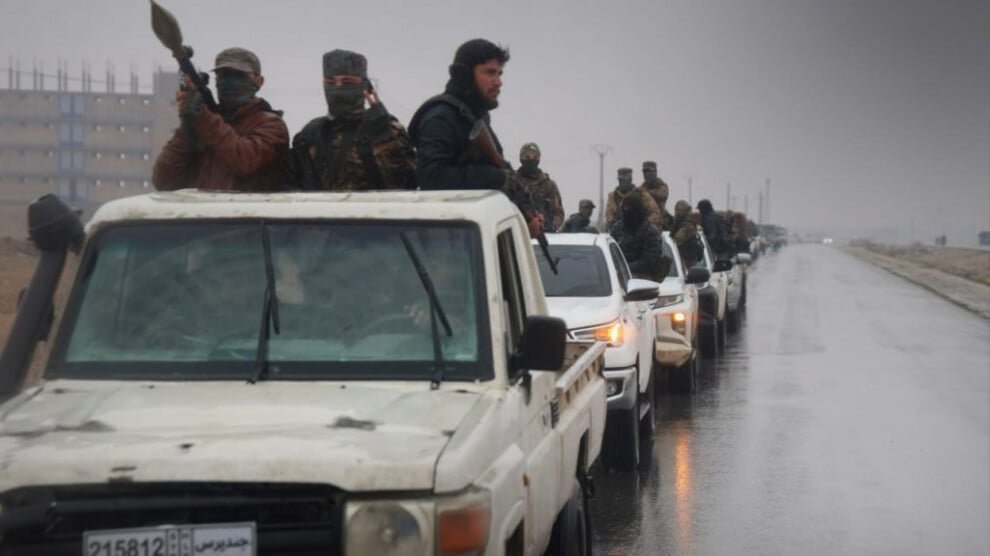 Het Syrische leger bombardeert Dair Hafir en Tişrîn-dam