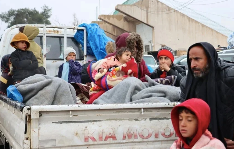 Bijna 3000 ontheemde gezinnen uit Afrin en Tabqa vluchten voor aanvallen van huurlingen van de Syrische interim-regering