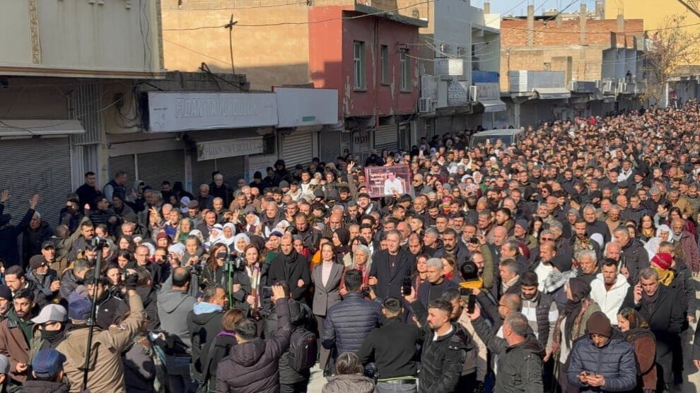 Duizenden mensen marcheren naar de grens bij Qamishlo in Nusaybin