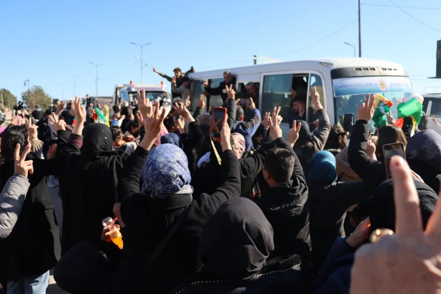 Koerden uit Zuid-Koerdistan sluiten zich aan bij Rojava om het verzet te steunen