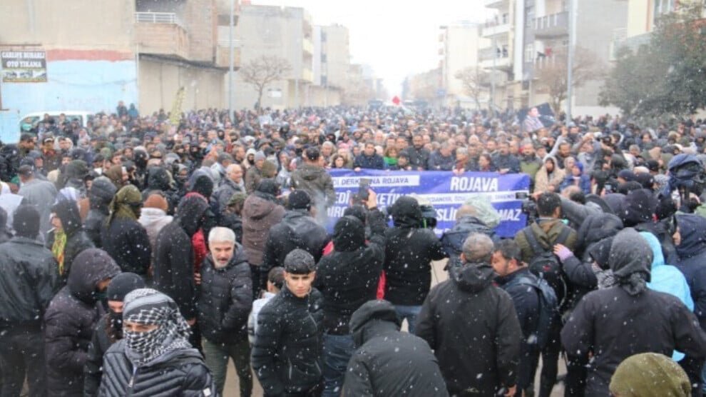 Duizenden mensen uit Suruç marcheren naar de grens met Kobanê