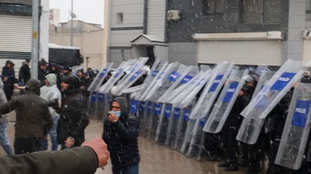 Duizenden trotseren politiegeweld: mars vanuit Suruç bereikt grens met Kobanê