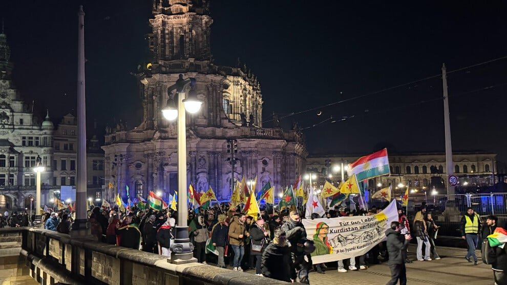 Meer dan 1.000 mensen eisen in Dresden een einde aan de aanvallen op Rojava