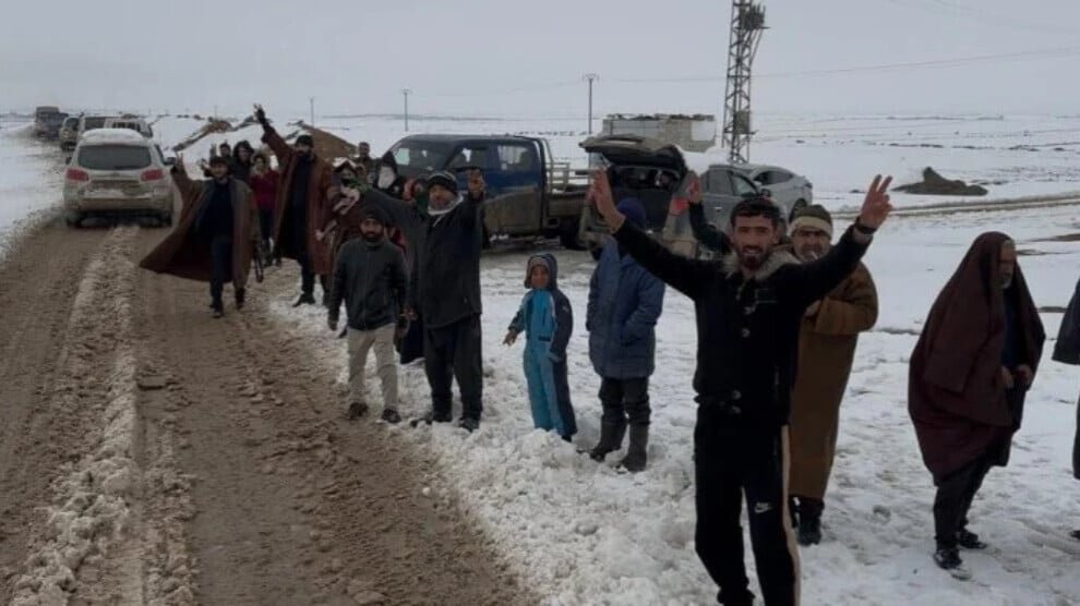 SDF-strijders die de Al-Aqtan-gevangenis hebben verlaten, komen aan in Kobane en worden verwelkomd door bevolking