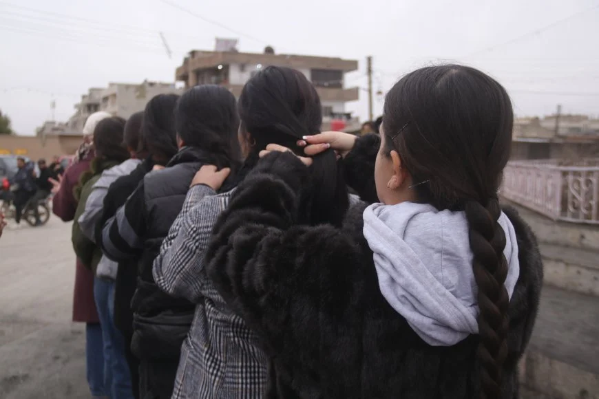 Het afknippen van de vlecht van een YPJ-strijdster leidt tot protesten in Amuda