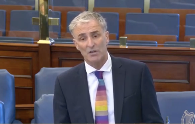 Sinn Féin-senator Chris Andrews brengt een boodschap van steun uit voor Rojava