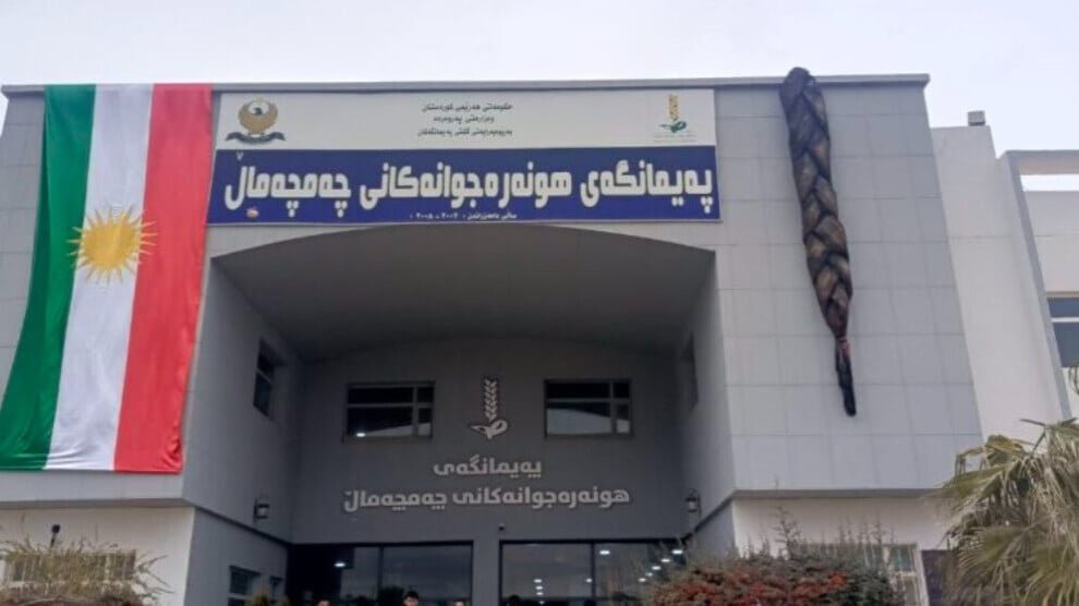 Studenten beeldende kunst in Chamchamal maken vijf meter lange sculptuur van gevlochten haar ter ondersteuning van Rojava