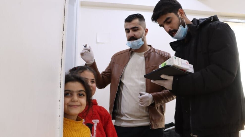 Medisch team en studenten bieden zorg aan ontheemden in Qamishlo