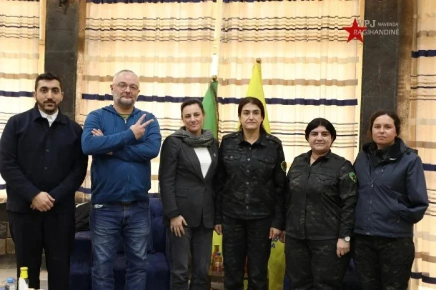 Franse delegatie bezoekt Vrouwelijke Volksbeschermingseenheden (YPJ)