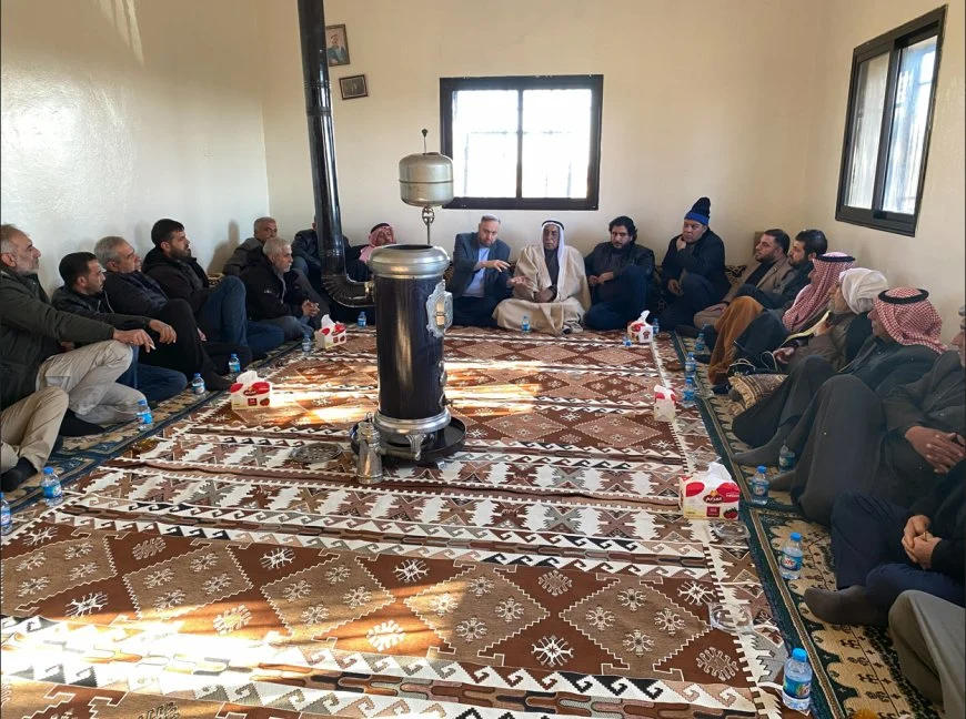 Ontmoeting tussen Koerdische en Arabische stamhoofden op het platteland van Kobani