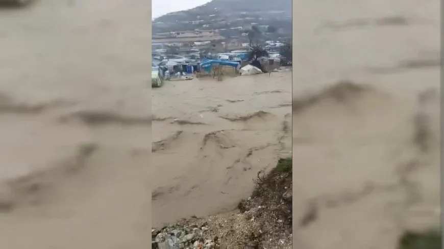 Overstromingen overspoelen het kamp Kharbat al-Jawz op het platteland van Idlib