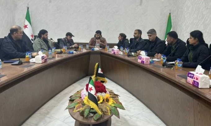 Ontmoeting tussen delegatie uit Damascus en Asayish op de luchthaven van Qamishlo