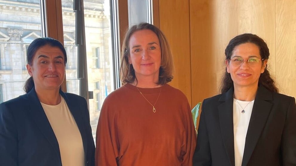 DAANES-delegatie vraagt in Berlijn om steun voor vrouwenrechten en Koerdisch onderwijs