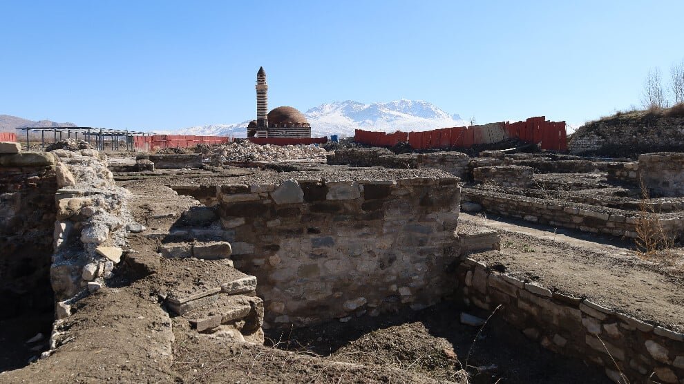 Opgravingen bij het kasteel van Wan leggen historische bazaar bloot