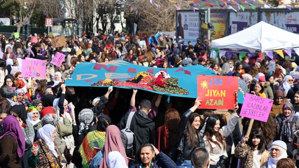 Duizenden vrouwen vieren 8 maart in Amed