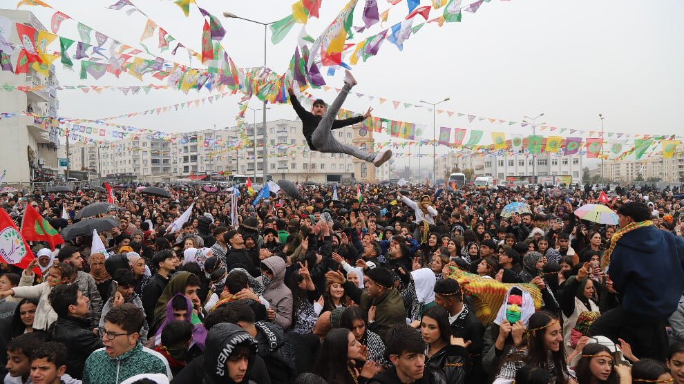 Duizenden vieren Newroz in Nisêbîn en eisen vrijheid voor Öcalan