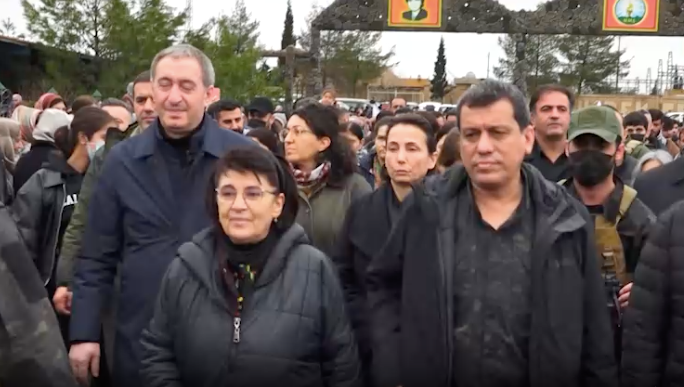 Duizenden nemen afscheid van Salih Muslim in Kobanê