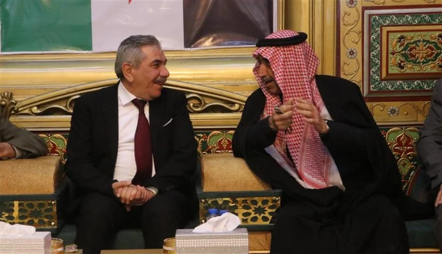 Gouverneur van Hasaka ontvangt vertegenwoordigers van de gemeenschap en religieuze leiders ter gelegenheid van het Suikerfeest