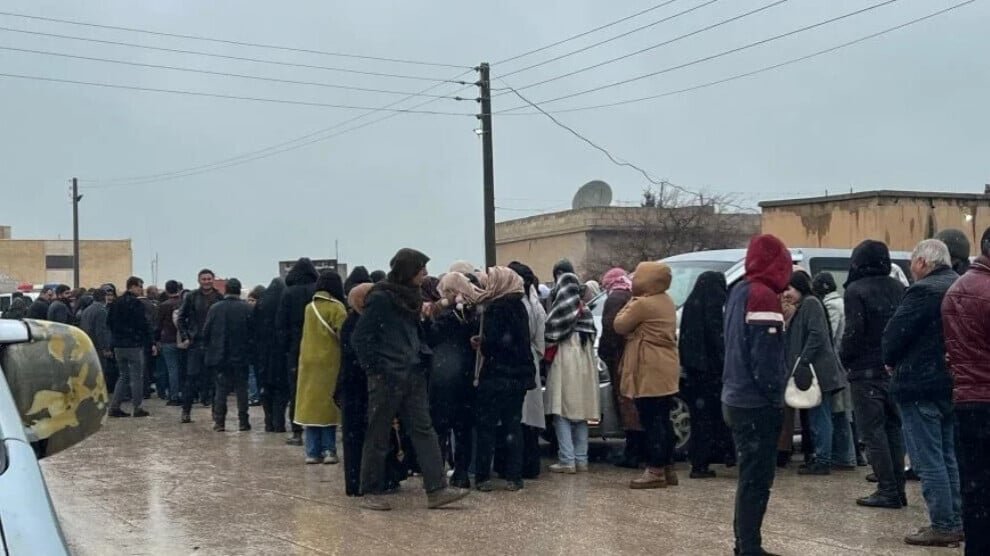 Regeringstroepen openen het vuur op burgers die protesteren tegen de benoeming van een burgemeester in Chalabiya, Kobane