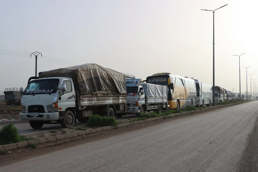 Vertrek van de tweede groep ontheemden uit Afrin naar hun stad