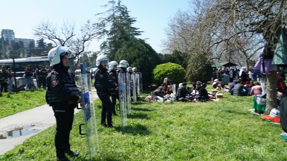 Sebahat Tuncel onder degenen die zijn aangehouden bij een politie-inval tijdens een bijeenkomst ter gelegenheid van Öcalans verjaardag