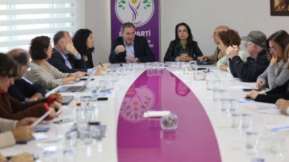 DEM begint vijfdaagse beraadslagingen over vrede, oorlog en 1 mei