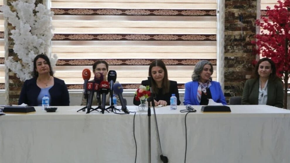 Îlham Ehmed en een minister van de overgangsregering bespreken de rol van vrouwen en de situatie van gedetineerden