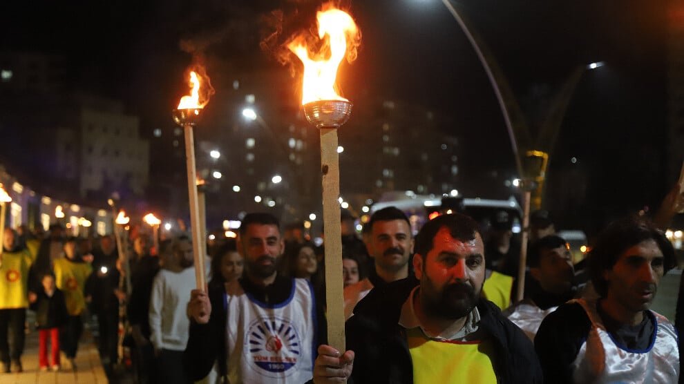 Na aanslagen op scholen: fakkeltocht in Mêrdîn