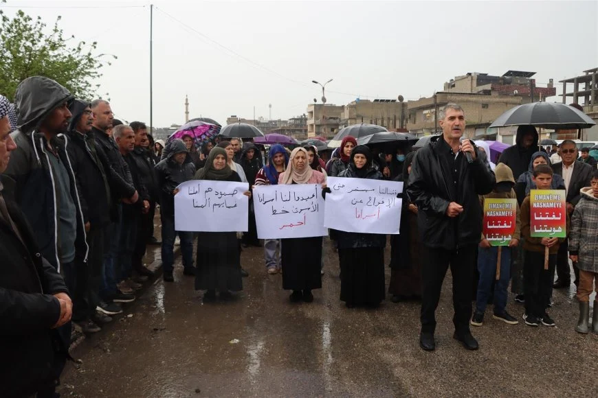 Bewoners van Derik eisen tijdens een wake de vrijlating van gevangenen