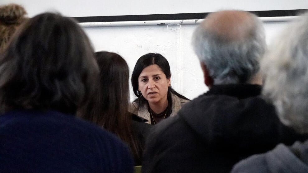 PYD-voorzitter Perwîn Yûsif spreekt in Hamburg over het integratieproces