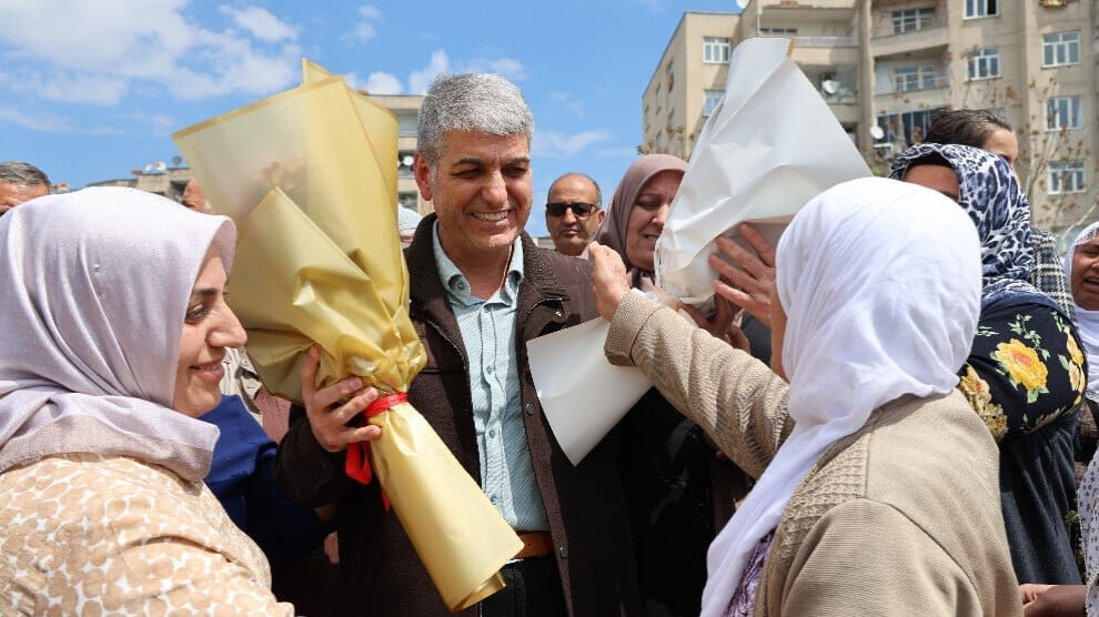 Politieke gevangene Ali Koç verwelkomd in Amed na 34 jaar achter de tralies