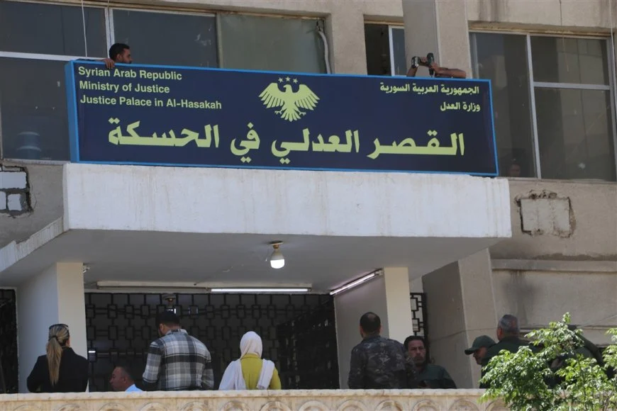 Inwoners van Hasakah verzetten zich tegen het schrappen van het Koerdisch op het bord van het Paleis van Justitie