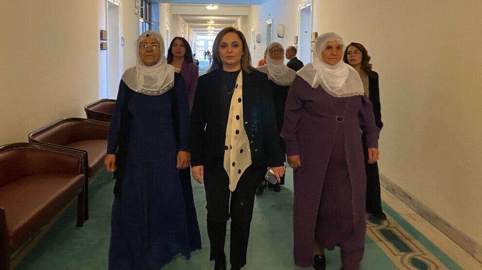 Tijdens een bezoek aan de AKP herhalen de Koerdische Vredesmoeders hun oproep tot vrede