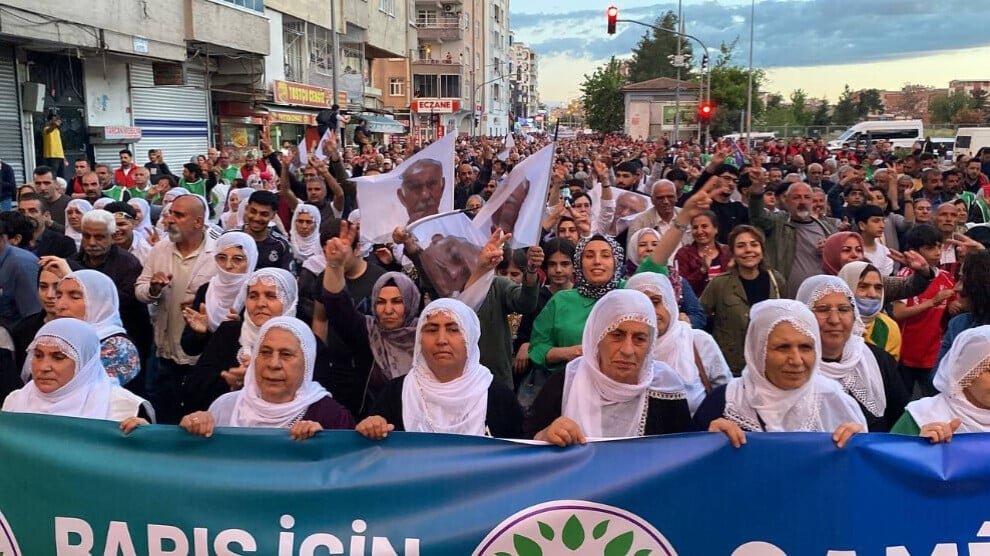 Amed: Duizenden mensen demonstreren voor vrede