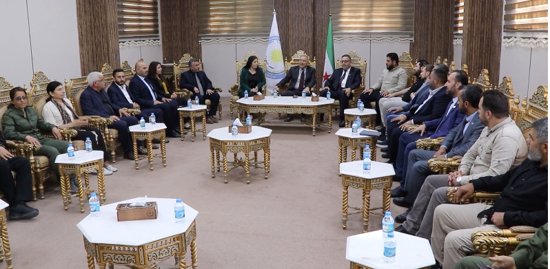 Delegatie van de interim-regering bezoekt Kobani om mechanismen voor de organisatie van het bestuurlijk werk te bespreken