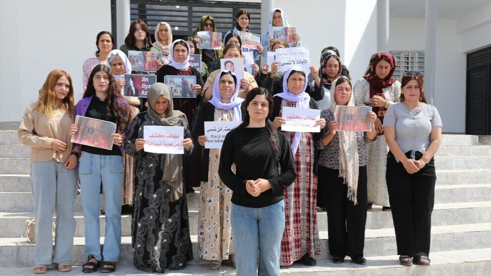 TAJÊ herdenkt de Yezidi-vrouwen die tien jaar geleden in Mosul levend werden verbrand