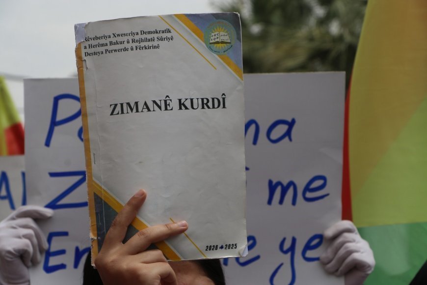 Leerlingen en docenten eisen erkenning van het Koerdisch als officiële taal en gegarandeerd onderwijs in deze taal