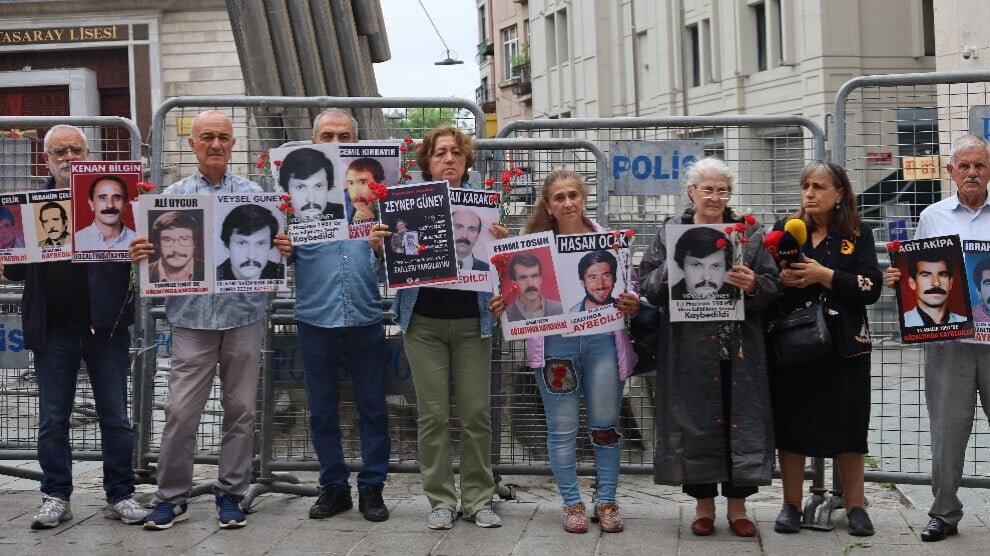 De Zaterdagmoeders vragen naar het graf van Veysel Güney