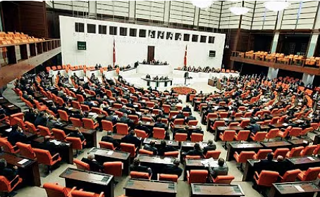 Moties inzake de opheffing van de parlementaire immuniteit van 12 parlementsleden naar het parlement doorgestuurd