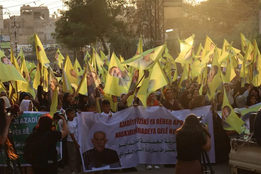 Massale demonstratie in Hasakah eist de fysieke vrijheid van Abdullah Öcalan