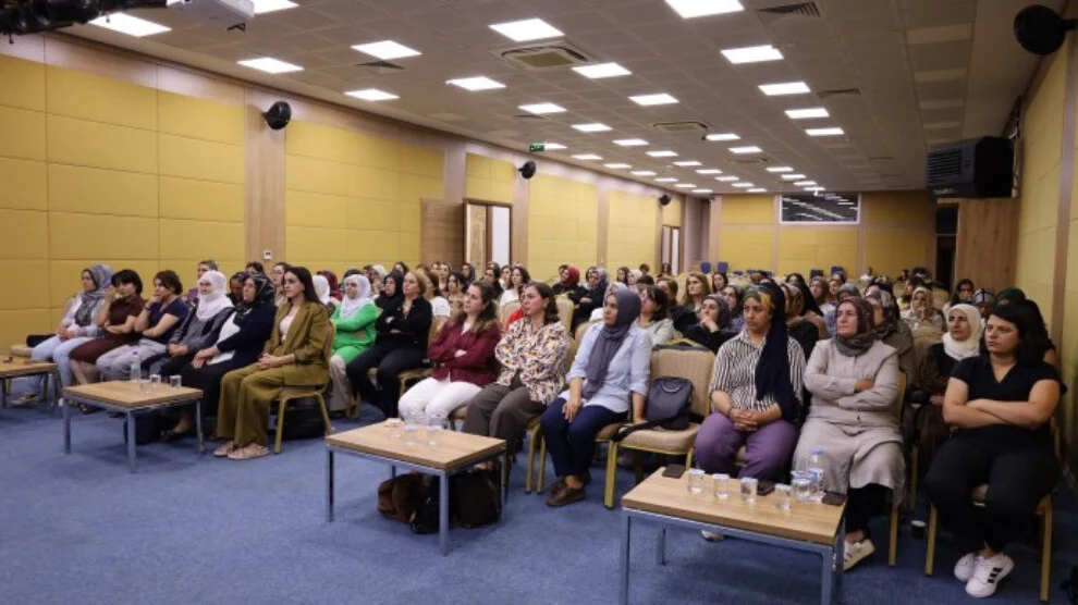 Conferentie over „Het opbouwen van een democratische samenleving door de vrijheidsstrijd van vrouwen” in Van